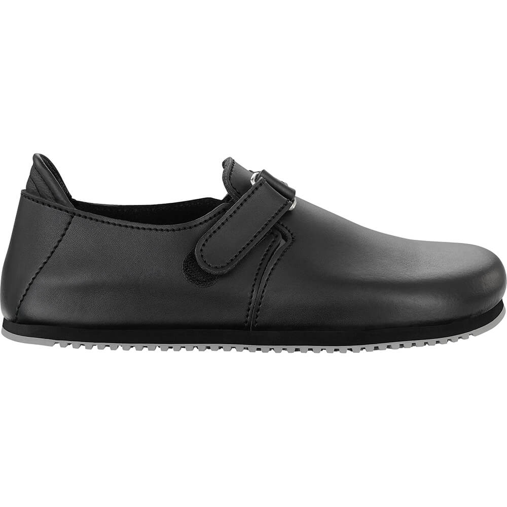 Schwarzer Leder-Schuh mit Klettverschluss und gepolsterter Kante.
