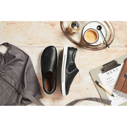 Paar schwarze Slip-on-Lederschuhe mit Profilsohle und gepolstertem Einstieg.