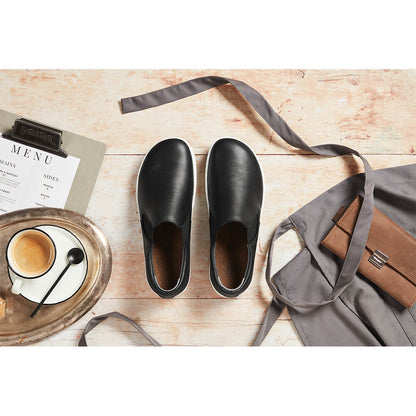 Paar schwarze Slip-on-Lederschuhe mit Profilsohle, seitlichem Einstiegselement.