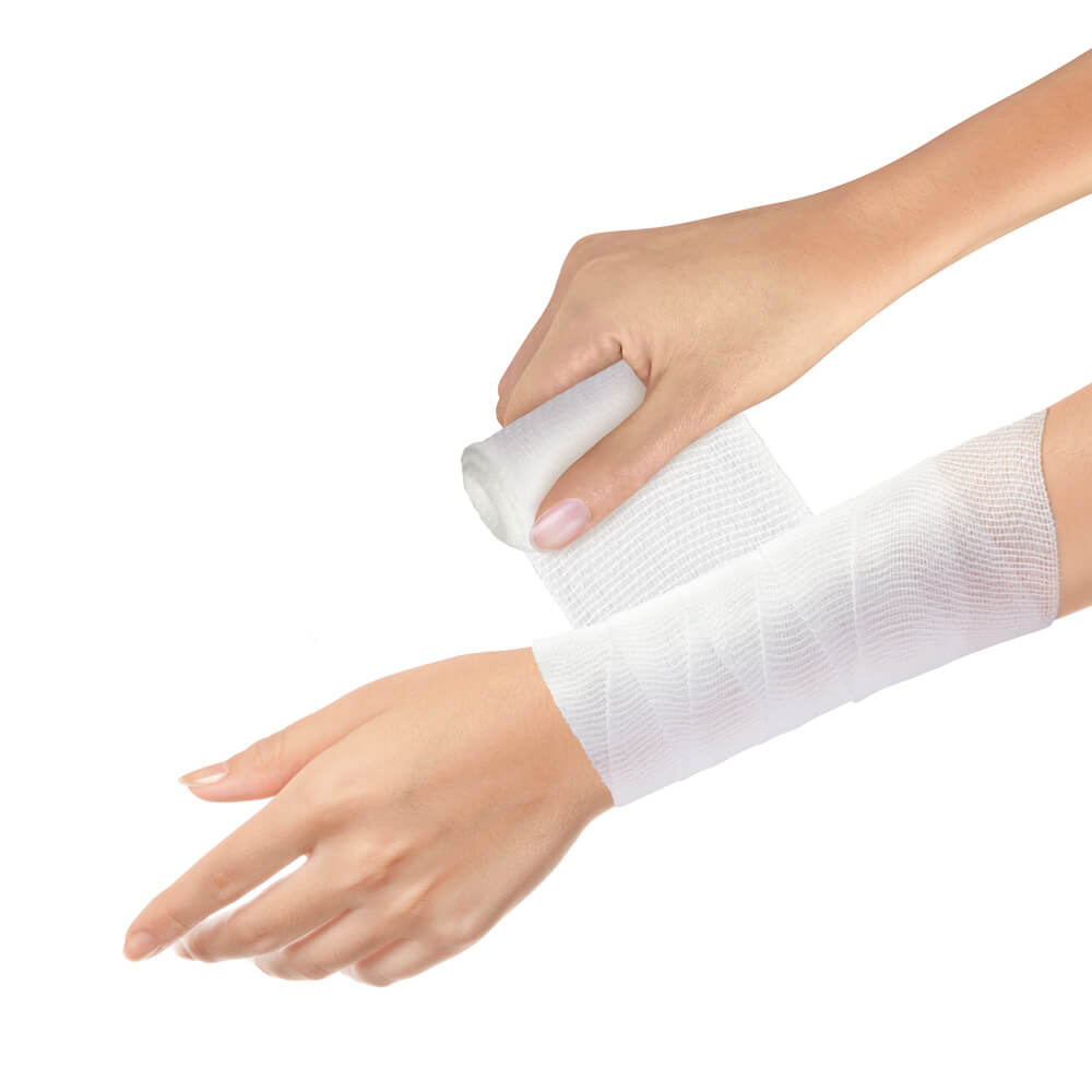 Elastische weiße Mullbinde auf Handgelenk, atmungsaktiv und flexibel