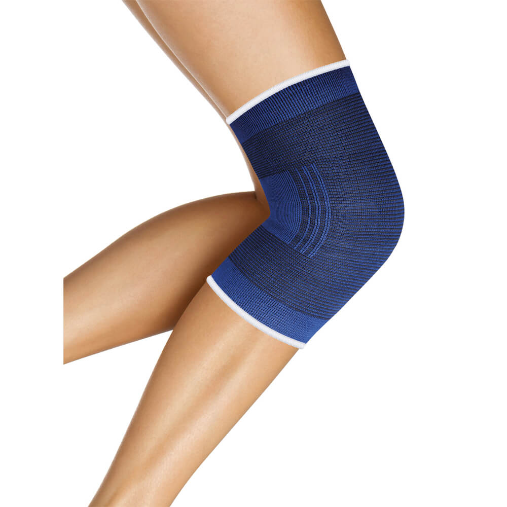 Blaue elastische Kniestütze als Sportbandage am Knie, naht- und polstergeprägt