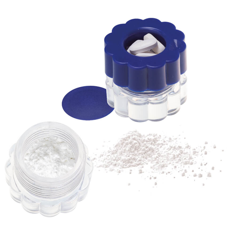 Tablettenmörser mit Stößelaufsatz und zerkleinerten Tabletten