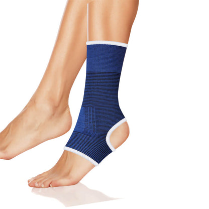 Blauer elastischer Fußgelenkschoner als Strickbandage am Knöchel