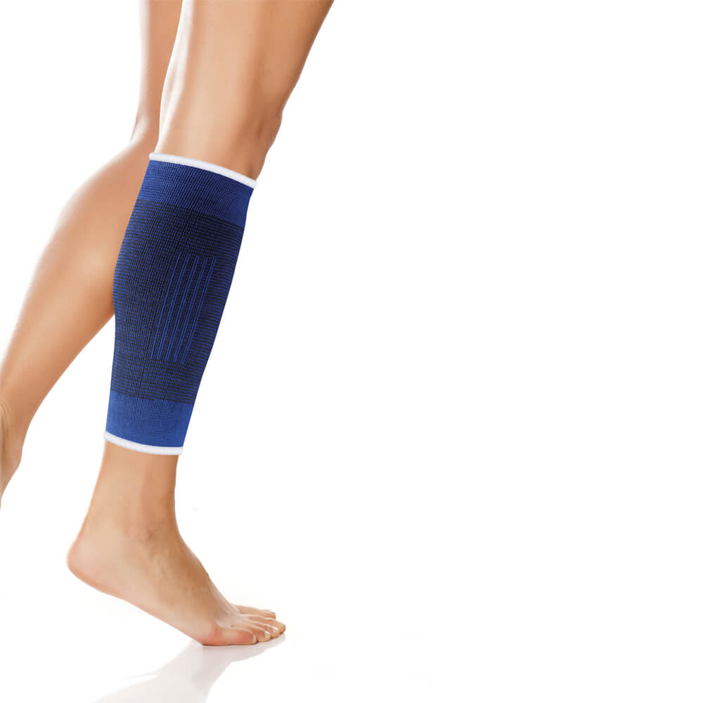 Blaue elastische Sportbandage für die Wade am Unterschenkel, Lifemed®