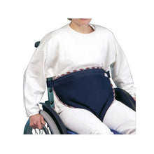 Behrend Rollstuhl-Sitzhose mit dunkelblauer Polsterplatte und rot-blau gemustertem Rand
