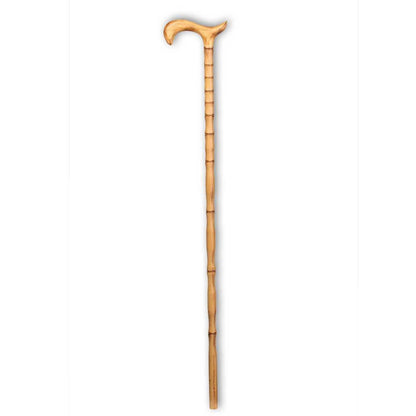 Holzgehstock mit gebogenem Griff und eingekerbten Ringsegmenten