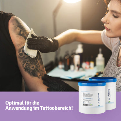 Vaseline 1-kg Dose mit blauem Deckel; Auftrag auf tätowiertem Unterarm