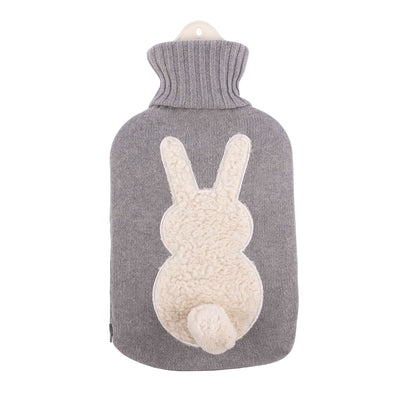 2-L-Wärmflasche mit grauem Strickbezug und Hasenmotiv