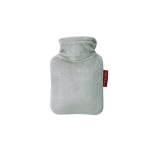 Mini-Wärmflasche mit Veloursbezug in Hellgrau, rotes Label am Rand