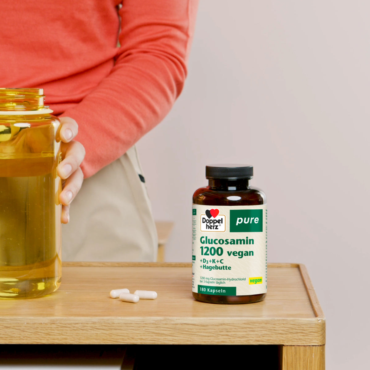 Glucosamin-1200-vegan Kapselflasche von Doppelherz pure auf Holztablett, braun, Deckel