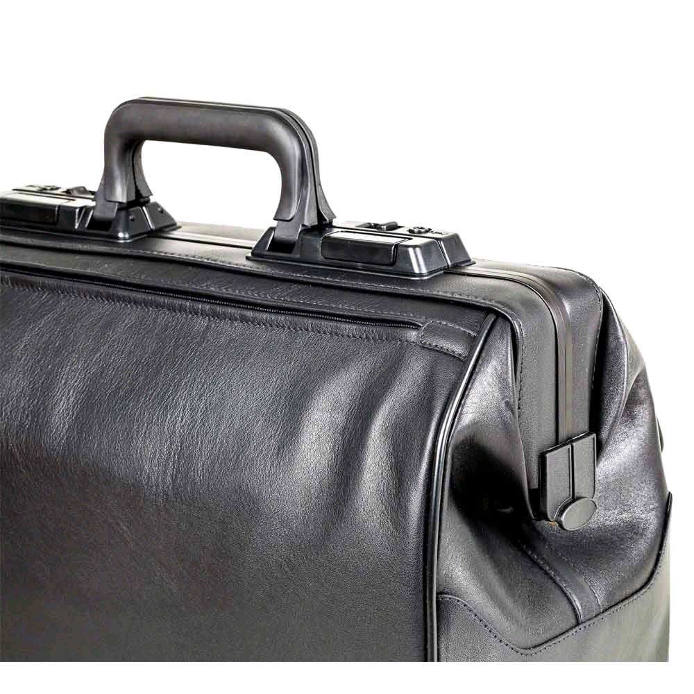 Schwarze Arzttasche aus Leder mit Griff und Frontverschluss, Detailansicht