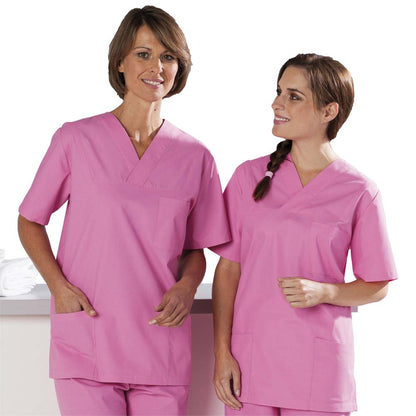 Schlupfkasack in Pink mit V-Ausschnitt, Brusttasche und Seitentaschen am Modell