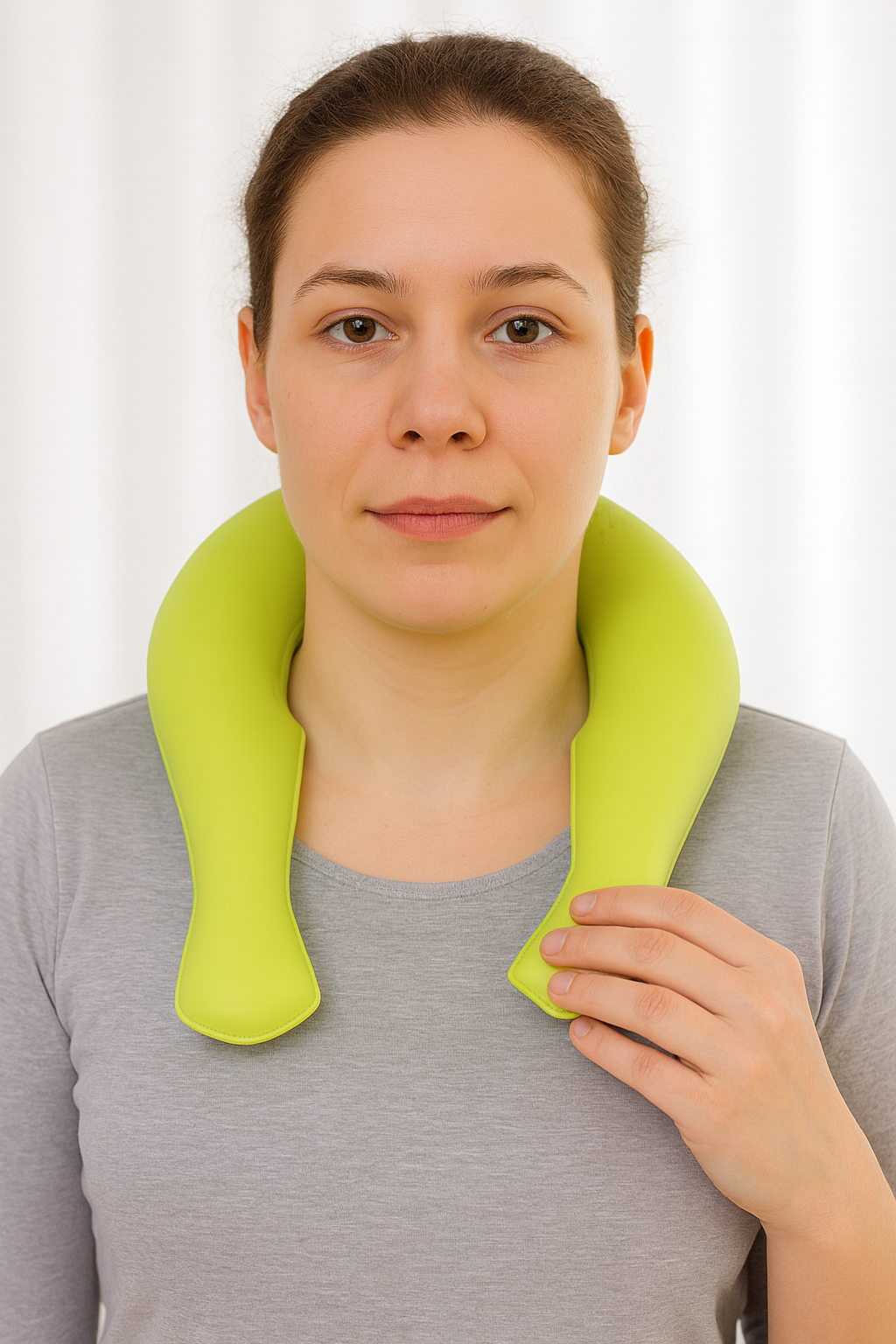 Sänger Nackenwärmflasche aus Naturgummi, grün, liegt am Hals einer Person an.