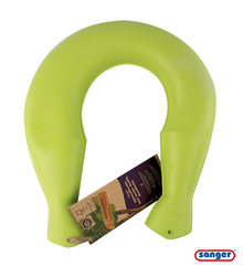 Sänger ergonomische Nackenwärmflasche aus Naturgummi in Grün, geformt für den Nacken.