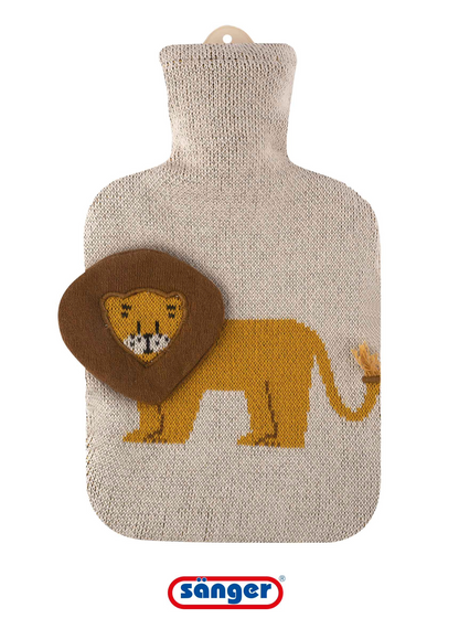 Sänger Wärmflasche mit beigem Strickbezug und Löwen-Applikation, braunem Herz