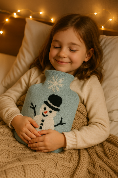 Wärmflasche mit Schneemann-Strickbezug, hellblau; Kind hält sie im Arm