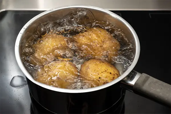 Gekochte Kartoffeln als Wärmequelle sind eine Alternative zur Wärmflasche.